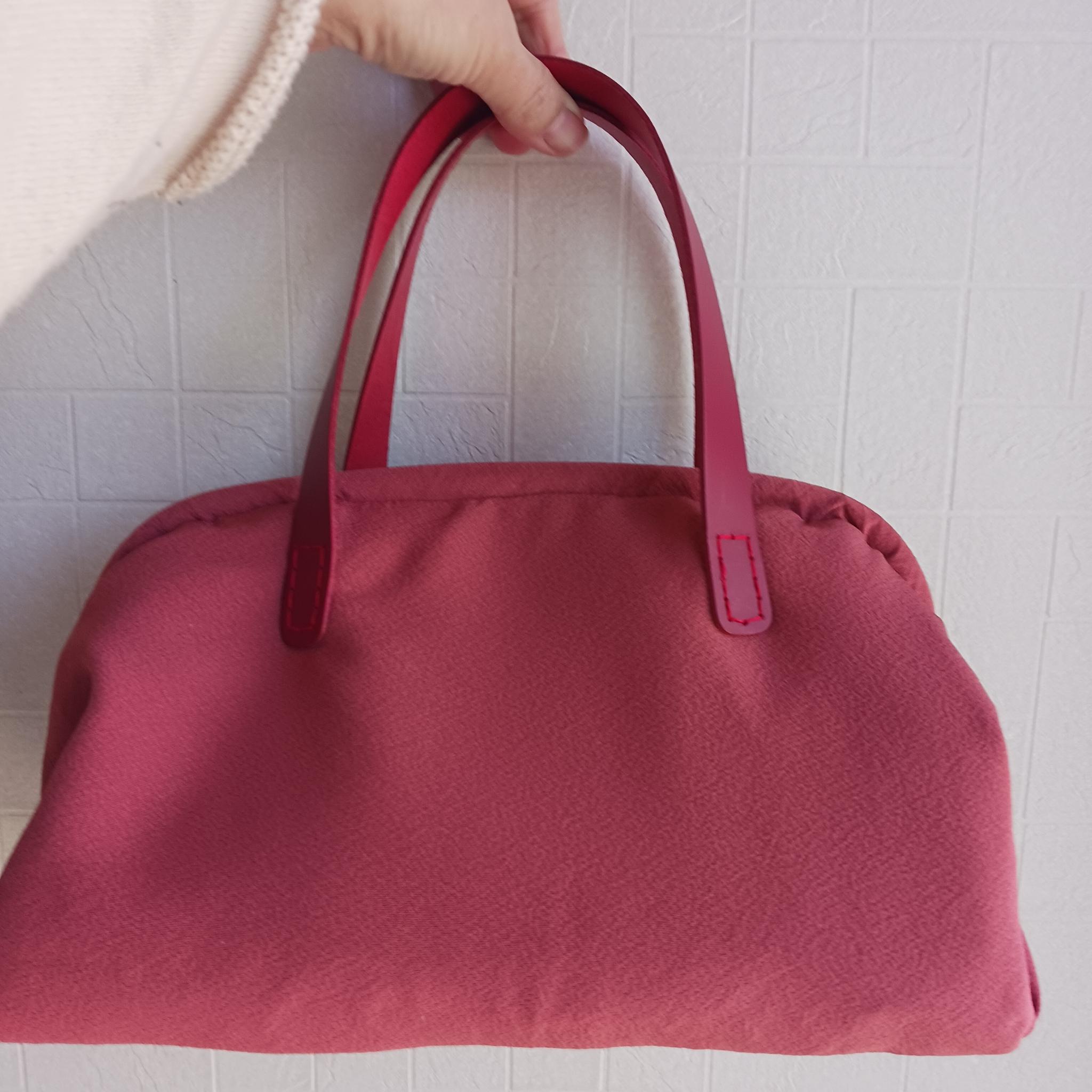 時を超える優雅さ：染大島の柘榴色ハンドバッグ | 2枚目