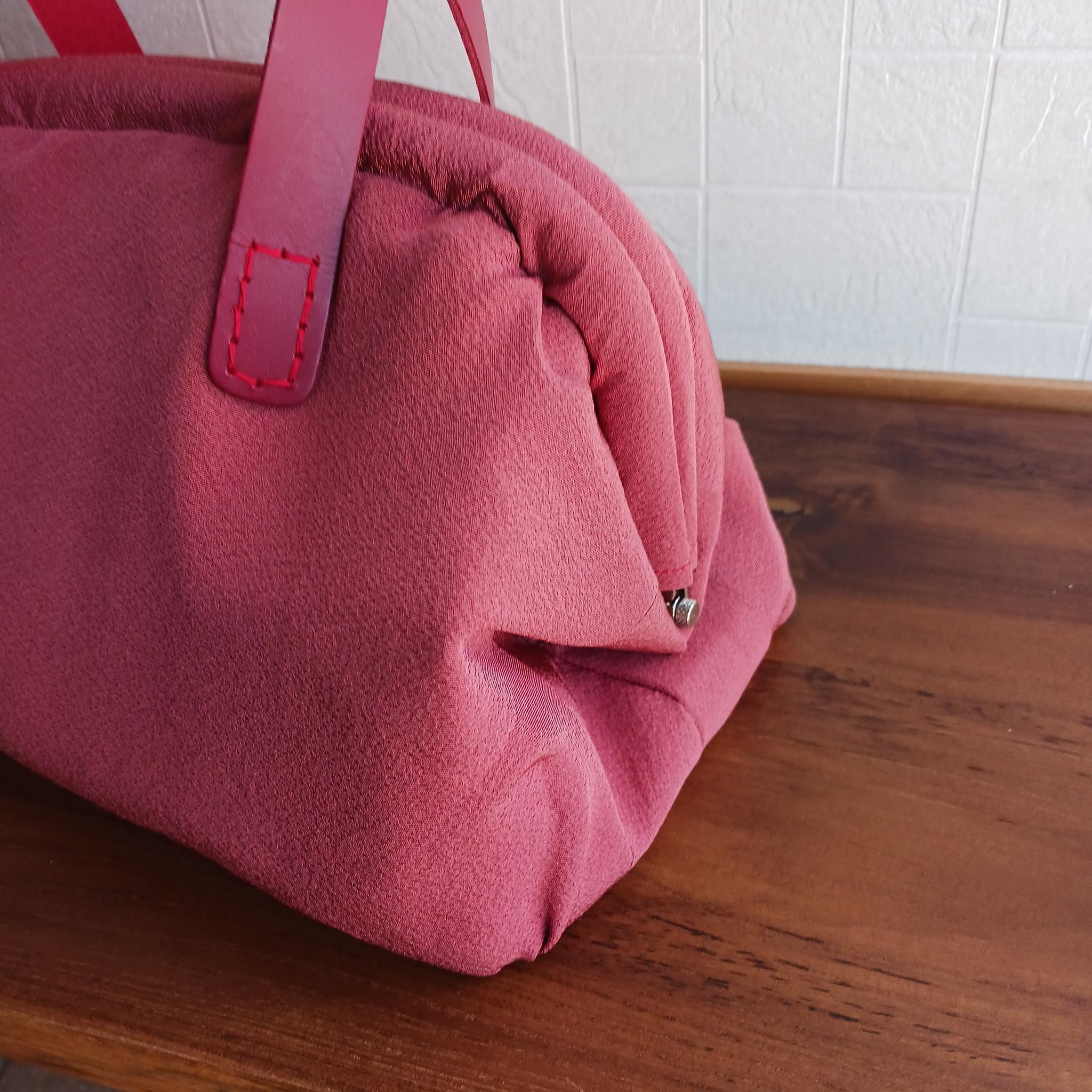 時を超える優雅さ：染大島の柘榴色ハンドバッグ | 3枚目