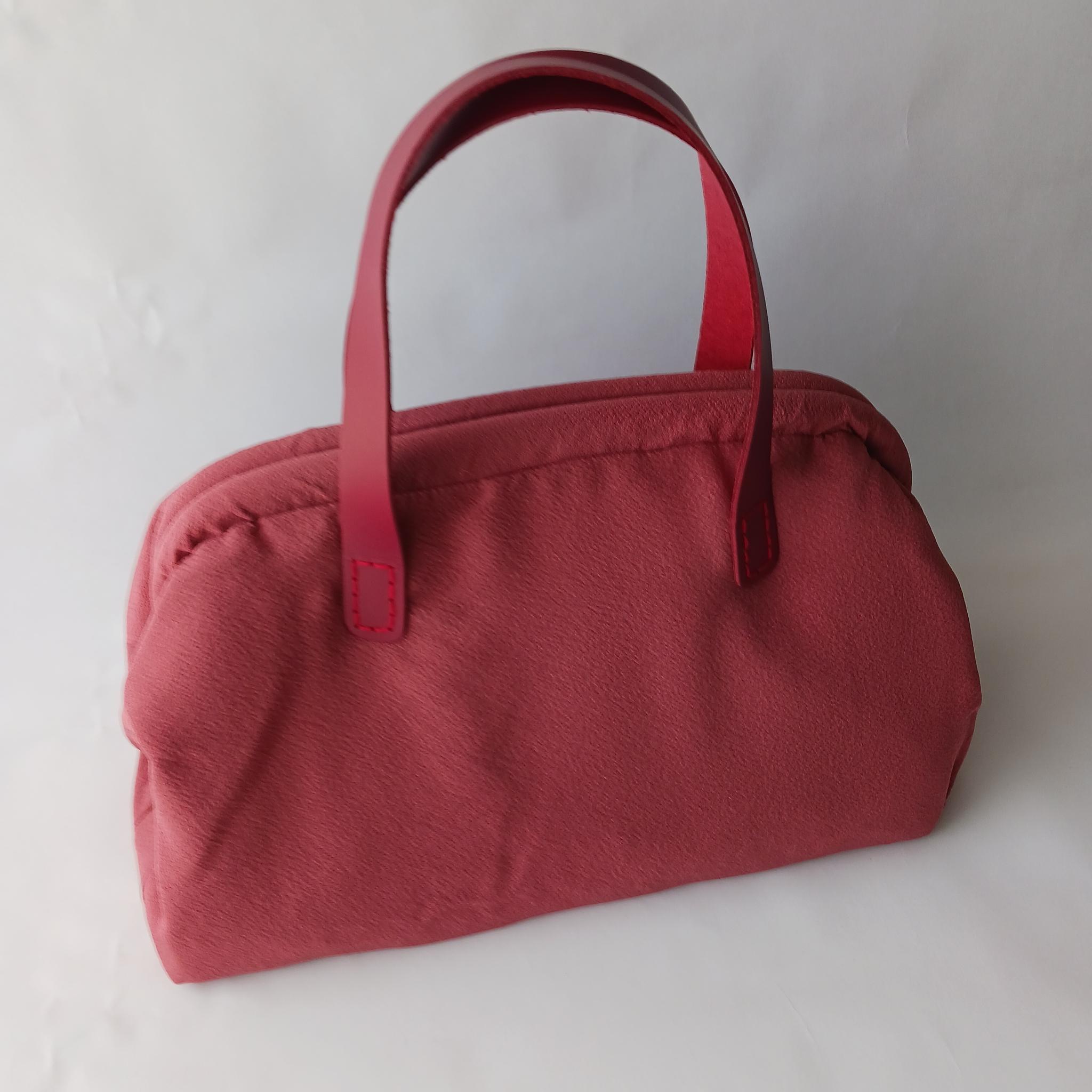 時を超える優雅さ：染大島の柘榴色ハンドバッグ | 7枚目