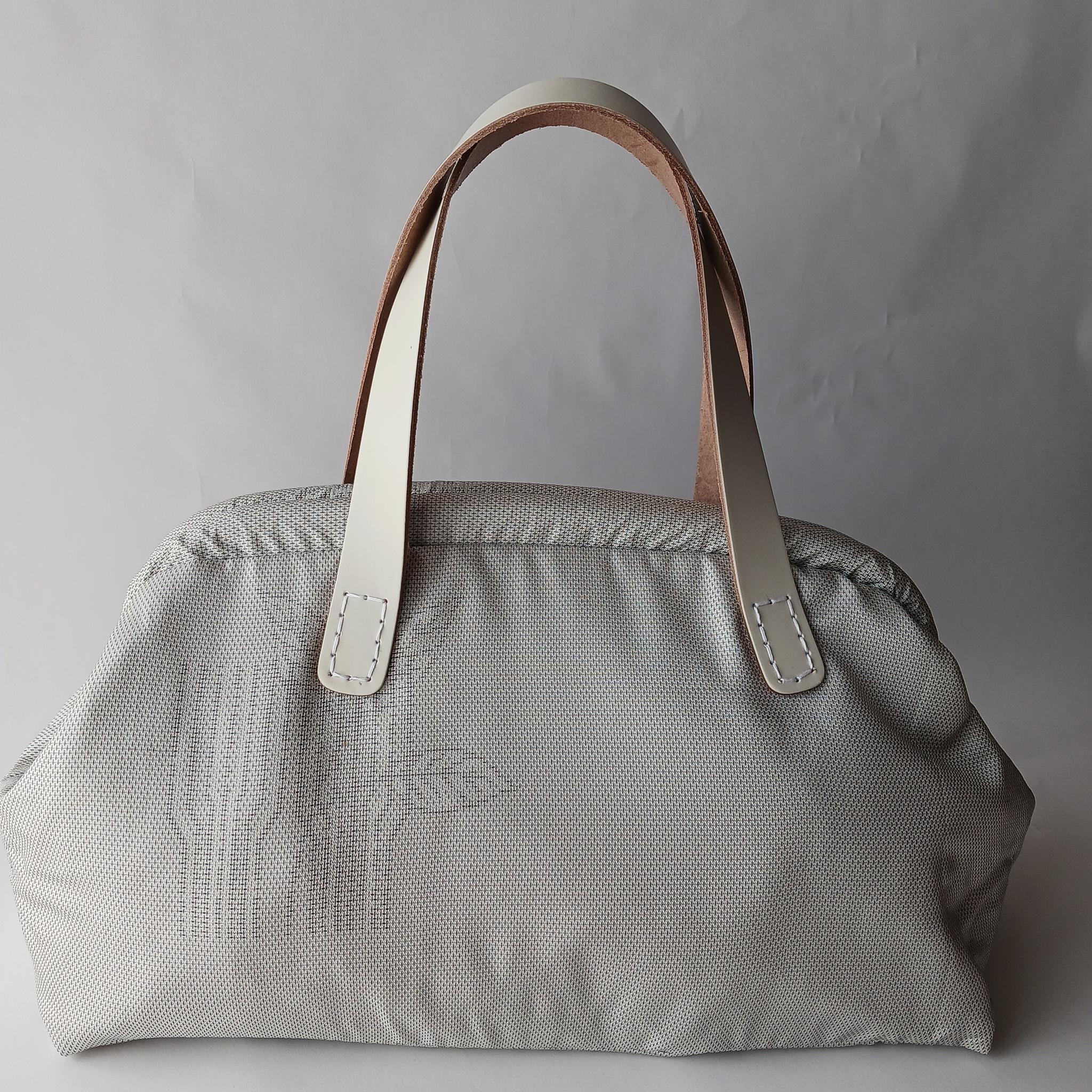 和と洋の調和を楽しむ - 白大島リメイクハンドバッグ | 10枚目