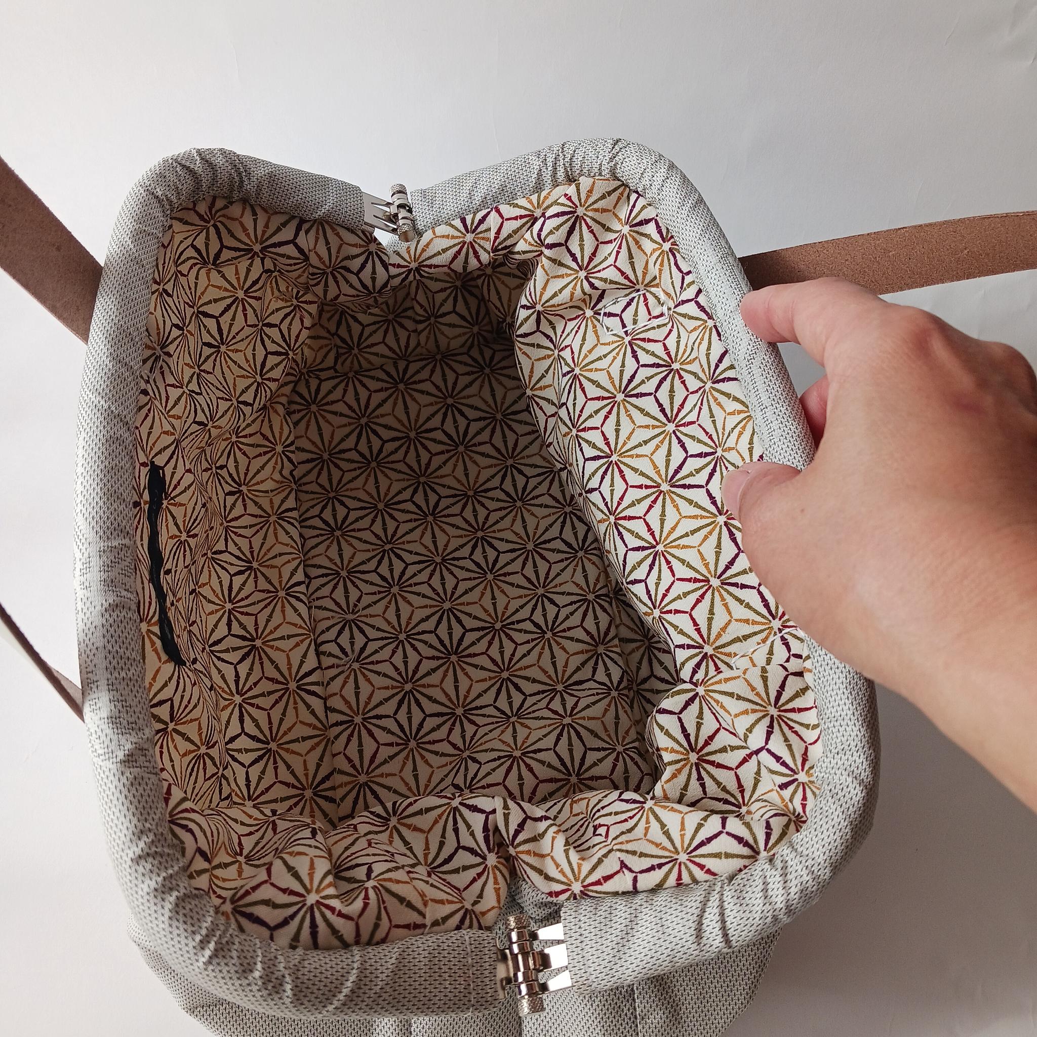 和と洋の調和を楽しむ - 白大島リメイクハンドバッグ | 3枚目