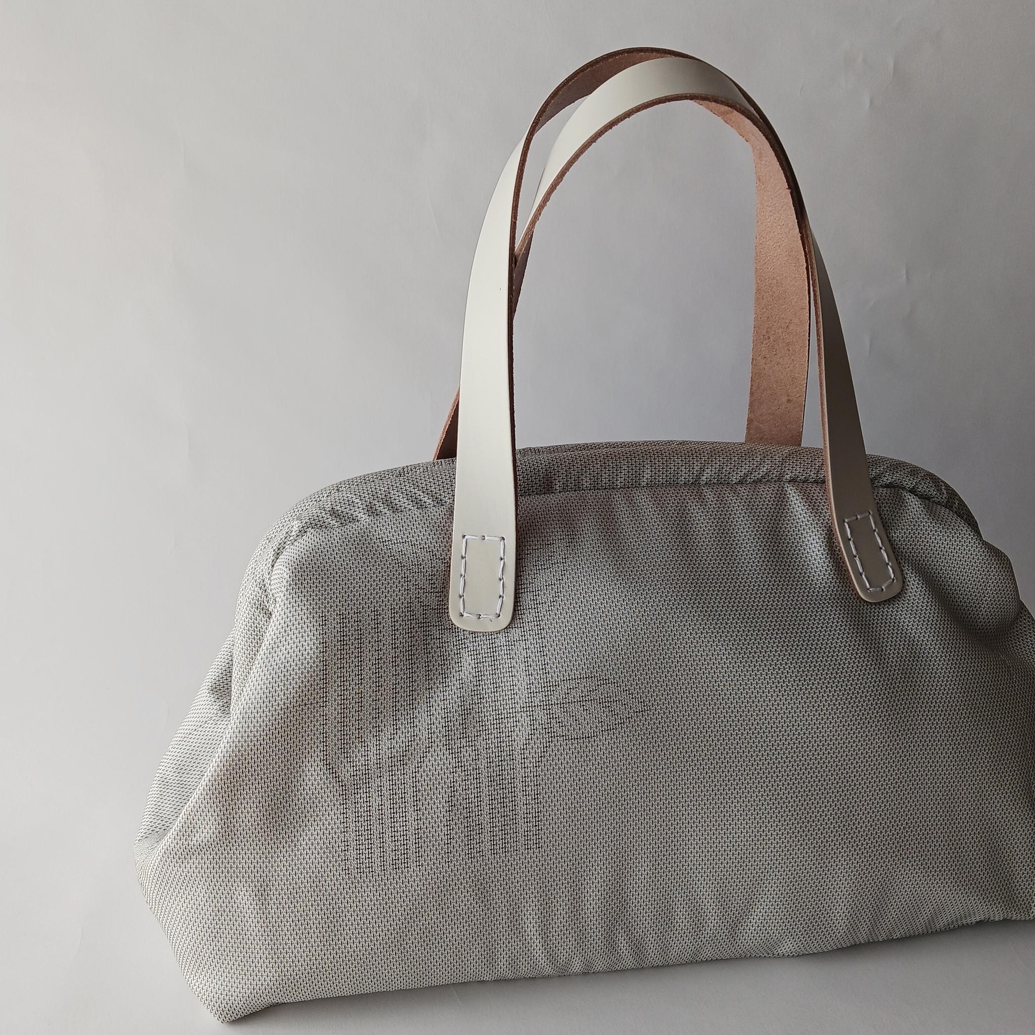 和と洋の調和を楽しむ - 白大島リメイクハンドバッグ | 9枚目